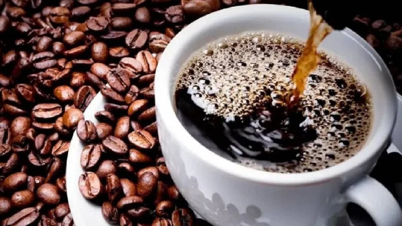 त्याचप्रमाणे अरेबिका कॉफी जातीची निर्यातही 50,292 टनांवरून 11.43 टक्क्यांनी घसरून 44,542 टनांवर आली आहे.  तथापि, झटपट कॉफीची निर्यात 2022 मध्ये 16.73 टक्क्यांनी वाढून 35,810 टन होण्याची अपेक्षा आहे, जी मागील वर्षी 29,819 टन होती.